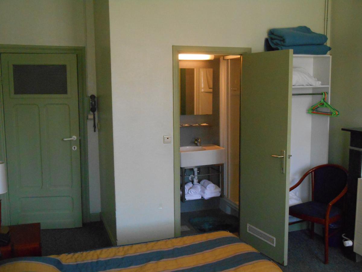 Hotel Old Tom Іпр Екстер'єр фото