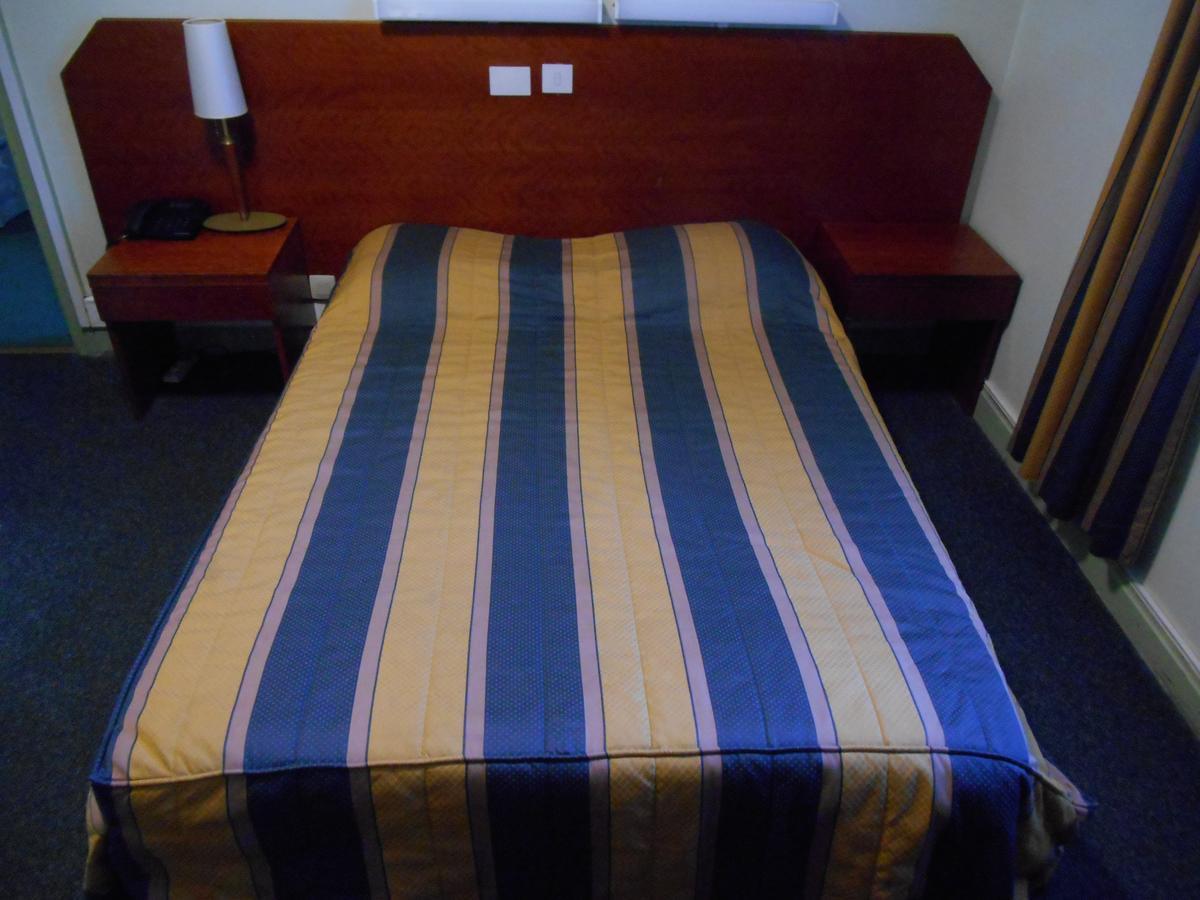 Hotel Old Tom Іпр Екстер'єр фото