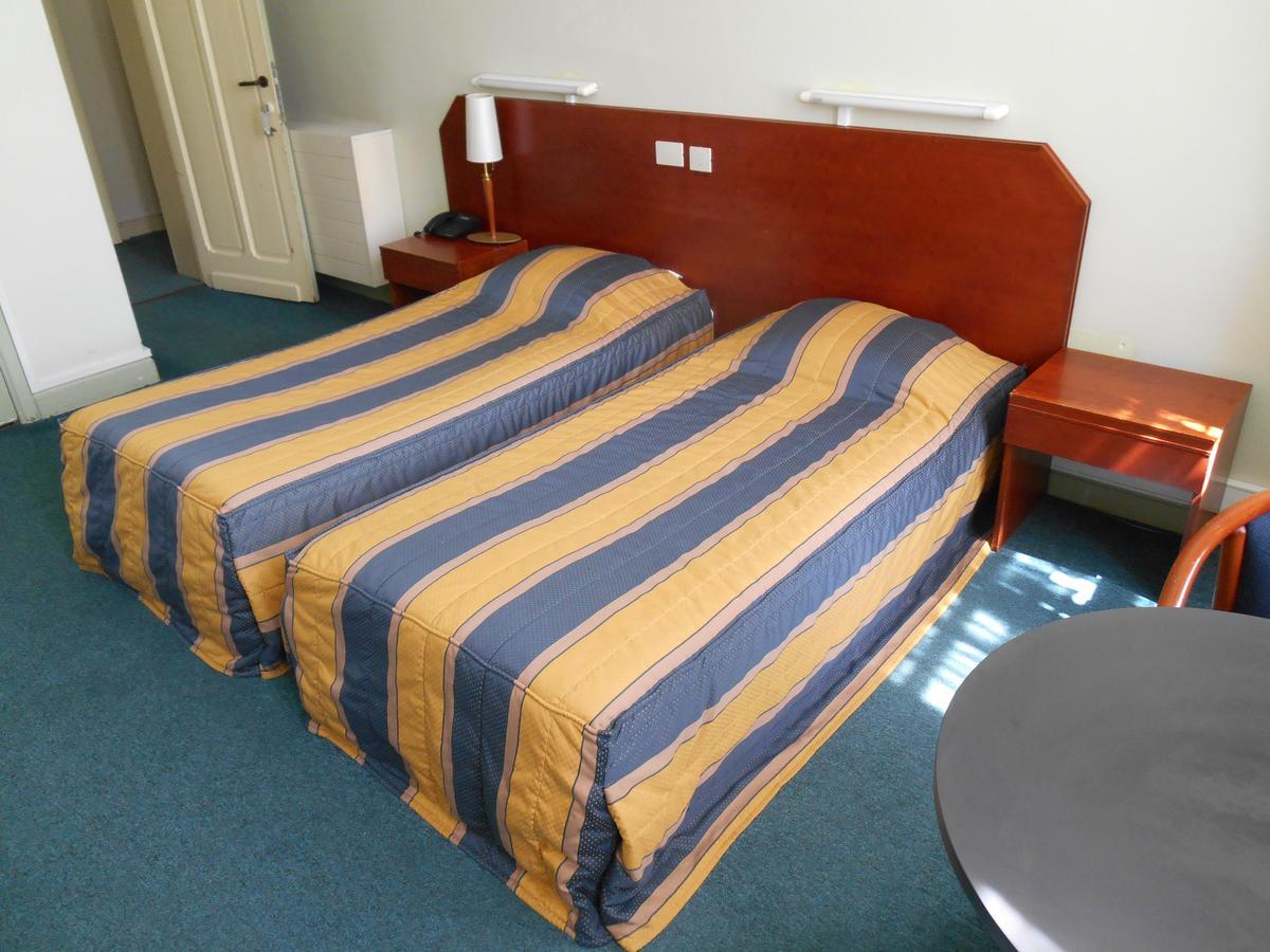 Hotel Old Tom Іпр Екстер'єр фото
